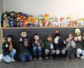 Bild: exb
Daumen hoch für diese Aktion. "Eine Hand voll Weihnachten" lautete das Motto in der Grundschule, als die Buben und Mädchen für die Oberviechtacher Tafel sammelten.