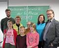 Bild: jma
Die Entscheidung der Juroren - Schulleiter Wolfgang Bodensteiner (hinten, von rechts), Ines Knüpfer vom Elternbeirat, Felizitas Rahman und Förderlehrerin Angelika Heser - fällt knapp aus: Antonia Keck (vorne, links) gewinnt den Vorlesewettbewerb an der Markus-Gottwalt-Schule vor Lena Zöller (vorne, von rechts) und Julian Keller. Auch Klassenlehrer Thomas Ott (links) gratuliert den drei Teilnehmern.