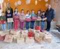 Bild: weu
Stolz übergeben die Kinder der Grundschule Teunz gemeinsam mit Schulleiterin Friederike Bösl die Päckchen für die Oberviechtacher Tafel an Dr. Friedrich Keller.