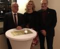 Bild: exb
Als wichtige Hilfe begrüßt Beauftragte Andrea Lang die 1000-Euro-Spende des Lions-Clubs, die Präsident Michael Richthammer (rechts) und Elmar Bauer (links) übergeben.