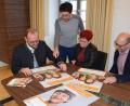 Bild: exb
Landrat Andreas Meier, Bildungskoordinator Christian Frey sowie Elke und Roland Kusche vom Beruflichen Schulzentrum planen eine neue Qualifizierungsmöglichkeit.