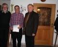 Bild: gpa
Für 15-jährige Mitgliedschaft im Eschenbacher Imkerverein, dem schon sein Vater und der Großvater angehörten, wird Gerhard Braun (Mitte) vom Bayerischen Imkerverband mit der Bronze-Medaille geehrt. Mit im Bild sind der Pressather Pfarrer Edmund Prechtl (links) sowie Imkervorsitzender Anton Schönberger.