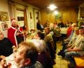Bild: jp
Beim Jahresabschluss und der Weihnachtsfeier der Selbsthilfegruppe Roadrunner in der ehemaligen Kastler Eisenbahnhütte kam der Nikolaus und las den Anwesenden die Leviten und
Es gab einen Päckchentausch, der so manche Überraschung bereit hielt.