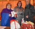Bild: rgr
Anita Stauber (von rechts) und Frauenbund-Vorsitzende Doris Schreglmann übergeben die bunt verpackten Päckchen an Monika Sebald.