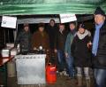 Bild: wro
Der Adventsmarkt in Falkenberg wird alle Jahre auch vom Rotary-Club Stiftland unterstützt. Die Rotarier boten wieder Herzhaftes vom Wild und andere Leckereien an. Im Bild von links Thomas Franz, Jeff Beer, Christian Schönberger, Norbert Zintl (Betriebsleiter der Bayerischen Staatsforsten in Waldsassen), Revierförster Matthias Gibhardt, Uschi Huber und Wolfgang Gropengießer.