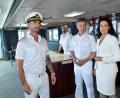 Bild: Dirk Bartling/ZDF/dpa
Der neue Kapitän Max Parger (Florian Silbereisen) muss die eingespielte Crew mit seinem Ersten Stellvertreter Martin Grimm (Daniel Morgenroth), Dr. Sander (Nick Wilder) und Hanna Liebhold (Barbara Wussow) noch von sich überzeugen - eine Szene aus "Das Traumschiff - Antigua".