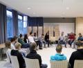 Bild: jma
"Life-Coach" Michael Tiefel (Mitte) bringt den Kindern und Jugendlichen der Markus-Gottwalt-Schule Techniken zur Schulung der Achtsamkeit bei.