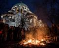 Bild: Touristboard Serbien/Oksana Toskic 
Wärmend brennt das Weihnachtsfeuer in Belgrad: Vor dem Tempel des Heiligen Sava versammeln sich Gläubige zum alljährlichen Ritual der orthodoxen Christen Serbiens.