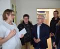 Bild: fz
Über die Spende von 300 Euro bedankt sich Leitende Ärztin Dr. Stephanie Kuchlbauer bei Alfred Wulfänger (mitte) und der SPD.
