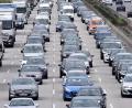 Bild: Jürgen Mahnke/dpa
Zum Beginn der Weihnachtsferien starteten wieder viele in den Urlaub. Auch die Autobahnen an Bayerns Grenzen waren dementsprechend voll.