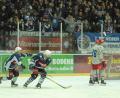 Bild: gb
Die Entscheidung im Derby zwischen den Blue Devils Weiden und den Selber Wölfen: 47 Sekunden vor Schluss bejubeln Tomas Rubes (links) und Torschütze Martin Heinisch den Treffer zum 5:4.