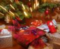 Symbolbild: Karl-Josef Hildenbrand/dpa
Verpackte Weihnachtsgeschenke unter einem Christbaum.