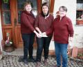 Bild: wro
Angelika Wegmann freute sich für den Hospizdienst über eine Zuwendung in Höhe von 300 Euro. Wenige Tage vor Weihnachten bekam sie die Spende von Gabi Eichenseher (rechts) und Klaudia Tretter (links) im Namen der Erfahrungsgruppe "Urlaub für Angler" überreicht.