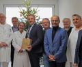 Bild: tr
Weihnachtsbesuch der Kreis-CSU im Krankenhaus Tirschenreuth. Unser Bild zeigt von links: Krankenhausleiterin Claudia Kost, Professor Edgar Pscheidl, Franz Stahl, Professor Karl-Heinz Dietl, Manfred Tretter, Chefärztin Dr. Alexandra Barthmann, Roland Grillmeier, Toni Dutz, Alfred Scheidler, Angela Burger, Dr. Mihail Velkov und MdL Tobias Reiß.