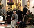 Bild: prh
Den Salzburger Bergadvent brachte die Kirchenverwaltung von St. Georg in die Kreisstadt. Die "Puchwieser Sänger" aus dem Salzburger Land verzückten die Zuhörer mit ihren klaren Stimmen. Peter Windhofer (Zweiter von links) hatte die musikalische Gesamtleitung des Konzerts.