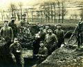 Bild: exb
Johann Jobst (mit der Kiste in Hand) an Weihnachten 1915 in Frankreich.