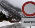 Bild: Angelika Warmuth/dpa
Ein Schild weist auf Lawinengefahr hin.