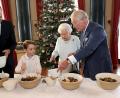 Bild:  Chris Jackson/Press Association Images/dpa
Der kleine Prinz George hat die volle Aufmerksamkeit seines Vaters Prinz William (links), seiner Urgroßmutter Königin Elizabeth II. und seines Großvaters Prinz Charles.