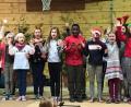 Bild: u
Allerhand geboten ist auf dem Weihnachtsmarkt der Freudenberger Schule. Einen gelungenen Beitrag bietet auf der Turnhallenbühne die Klasse 4a mit ihrem Sprechstück „Weihnachtshektik“.