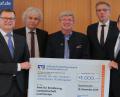 Bild: tr
Volksbank-Raiffeisenbank-Vorstandssprecher Bernhard Wolf (Zweiter von rechts), sein Stellvertreter Thomas Ludwig (rechts) und der Chef der Filiale Tirschenreuth, Helmut Wolfrum (links), überreichten den symbolischen Scheck an Landrat Wolfgang Lippert und Landwirtschaftsdirektor Wolfgang Wenisch (Zweiter und Dritter von links).