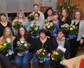 Bild: dob
Mit der Elisabeth-Medaille wurde Martina Neuber aus Pfrentsch (vorne, rechts) für 25 Jahre im Walter-Siegert-Caritasheim von Heimleiterin Rita Gilch (hinten, links) ausgezeichnet. Es ist die höchste Auszeichnung des Caritasverbands. Weiter Mitarbeiter gehörten zum Kreis der speziellen Würdigungen.
