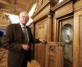 Bild: Wolfgang Steinbacher
Stadtarchivar Dr. Johannes Laschinger öffnet ein Türchen im Amberger Rathaus, das viele gar nicht kennen – wenn es an seinem Platz in der Vertäfelung des kleinen Rathaussaals sitzt, sieht man es nicht.