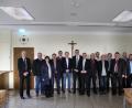 Bild: exb/Dominik Hauser
Heinrich Aumer (links) und Wilhelm Köckeis (Sechster von rechts) und deren Kollegen von der Telekom informierten Landrat Thomas Ebeling und die beteiligten Bürgermeister über das weitere Vorgehen zum Breitbandausbau im Landkreis Schwandorf.