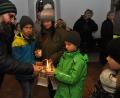 Bild: dob
Diakon Fabian Endruweit überreichte das Friedenslicht an die Gläubigen, die mit ihren Laternen in die Simultankirche nach Altenstadt kamen. Anschließend ging es zu Fuß nach Vohenstrauß. Dort können die Gläubigen das Friedenslicht über die Weihnachtstage nach Hause holen.