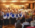 Bild: sck
Der stellvertretende Vorsitzende der Knabenkapelle Günther Cermak (Fünfter von links), Ferdinand Münch, der stellvertretende Bezirksvorsitzende der Oberpfalz im Nordbayerischen Musikbund (rechts), Vorsitzender Elmar Hamerla (Zweiter von rechts) und sein Sohn Patrick Hamerla, geehrt für 500 Einsätze mit der Knabenkapelle Auerbach (Vierter von rechts).