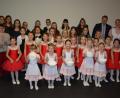 Bild: jr
Gesanglich und tänzerisch machten sich jetzt die Schüler der Musikklasse von Brigitte Kreuzer (rechts) und die Ballettmäuse von Sylvia Brauneis (Zweite von rechts) auf den Weg zur Krippe. Zweiter Bürgermeister Stefan Grillmeier (Dritter von rechts) überbrachte den Dank der Stadt Mitterteich und gratulierte der Kreismusikschule zu ihrem Nachwuchs.