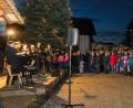 Bild: u
Rund 400 Besucher erleben auf dem Feuerwehrhof beim Konzert des Ensembles 1Klang eine beeindruckende Einstimmung auf Weihnachten. Die Zuhörer feiern die acht Sänger mit minutenlangem Applaus und lautstarken Bravo- und Zugabe-Rufen.