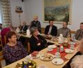Bild: dob
Bis auf den letzten Platz war der Saal im Rotkreuzhaus besetzt. Die Kranken wissen, was sie an Lotte Hofmann (stehend) haben. Sie bekommt an diesem Tag sogar höchstes Lob von ganz oben durch Bischof Nikolaus, der ihren unermüdlichen Einsatz herausstellte und allergrößten Respekt zollte.