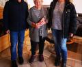 Bild: fz
Die 93-jährige Anna Schloder (Mitte) freut sich über den Weihnachtsbesuch von Alfred Wulfänger mit Birgit Krug.