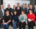 Bild: wms
Dank an treue Mitarbeiter: Im Bild sitzend von links Silvia Lang, Petra Gmeiner, Erika Schendcielorz, Margot Zintl; stehend von links Geschäftsführer Hans R. Ammer, Andreas Waidhas, Andreas Dirnberger, Georg Mitianic, Uto Bauer, Wilhelm Schampera, Betriebsratsvorsitzender Alois Staufer; hinten von links Matthias Schieder, Max Stretz.