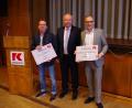 Bild: exb
Geschäftsführer Bernd Fürbringer (Mitte) überreichte Wolfgang Horn (links) vom Kunstverein und KUBZ-Stiftungsvorstand Bernd Sommer Spendenschecks.