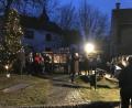 Bild: sei
Vor der Waldweihnacht spielten die Posaunenchöre Mantel-Thansüß unter Leitung von Heinrich Müller auf dem Marktplatz bei der Krippe Weihnachtslieder. Aber auch "Leise rieselt der Schnee" konnte keinen Winter herbeizauern.