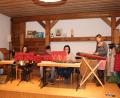 Bild: rpp
Der Zitherclub Erbendorf war genau die richtige Wahl. Die Musikanten stimmten mit ihren Weisen auf Weihnachten ein und luden die Anwesenden zum Mitsingen ein. Von links Magdalena Melzner am Akkordeon, an der Gitarre Jonas Hille, an der Zither Renate Rögner und am Hackbrett Veronika Hille.
