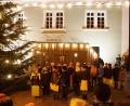 Bild: mmj
Die Kinder der Grundschule bereicherten den "gespielten Adventkalender" am Rathaus mit einer Darbietung. Auch Vereine und Familien brachten sich ein, damit erneut ein guter Zweck unterstützt werden kann.