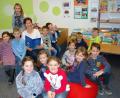 Bild: sm
Büchereileiterin Christine Mutterer (hinten links) verkürzt in der Bücherei das "Warten aufs Christkind". Dabei wird in Gruppen vorgelesen, gesungen.und gebastelt. Bei Tanja Kippes (mit Buch) gibt es schöne Weihnachtsgeschichten.