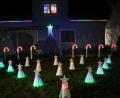 Bild: rpp
Im Garten leuchten Zuckerstangen und Sternkegel, im oberen Stockwerk läuft ein Weihnachtsfilm. Es wirkt, als ob der Weihnachtsmann mit seinen Wichteln in der Werkstatt arbeitet und den Schlitten belädt - und das alles zu Hause bei Familie Schertler.