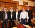 Bild: oe
Mit dem einstimmig gewählten Bürgermeister-Kandidaten Anton Peter (Dritter von links) freuten sich Landtagsabgeordneter Harald Schwartz (rechts), die Gemeinderäte Hubert Englhard, Hans Weber (von links), Gerhard Schuller (Zweiter von rechts) und Robert Weiß, der zugleich CSU-Ortsvorsitzender ist.