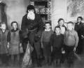 Bild: Alfred Merl
Eine historische Aufnahme aus dem Jahr 1935: Schulkinder erstarren in Ehrfurcht beim Besuch des Krampus in Haselbach (Kreis Schwandorf)