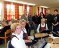 Bild: exb
Die Grafenwöhrer Unions-Familie überreicht 200 Euro an Nadine Brüderer und Robert Heldmann (Zweite und Dritter, stehend rechts) von der Caritas-Betreuungsgruppe "Arche". Die "Vorbacher Saiten" (im Vordergrund) umrahmen die Weihnachtsfeier musikalisch.
