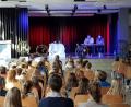 Bild: exb/Matthias Sitzmann
Fabian Borkner (vorne links) und Wolfgang Subirge kamen zu einer Autoren-Lesung an die Naabtal-Realschule.