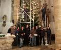 Bild: mde
Eugen Zeitler, Florian Frank, Regina Frank, Markus Lehner, Michael Denz, Klaus Scherer, Pfarrer Thomas Kraus, Peter Ferner und Moritz Ferner (von links), sowie Lukas Häckl (Gerüst) und Andreas Gallei (Bockleiter) vor dem großen Christbaum in der Kemnather Stadtpfarrkirche.