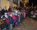 Bild: jr
Zwei "Adventsschaufenster" wurden zum Abschluss der gleichnamigen Reihe beim Modehaus Zeitler geöffnet. Mit dabei waren auch Kinder des Kindergartens St. Hedwig (links), die die Feier musikalisch bereicherten.
