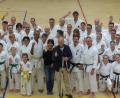 Bild: Völkl
Ein Karate-Benefiz-Lehrgang als Mutmacher: Rund 90 Teilnehmer sind gekommen – eine Geste, die Uwe Bergold und seine Frau Ingrid (Mitte) sehr bewegt.