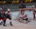 Bild: gb
Zwei Tage nach dem 5:4-Heimsieg gegen die Selber Wölfe verloren die Blue Devils in Selb mit 2:6. Hier versucht Adrian Klein (Zweiter von links), den Selber Landon Gare in Schach zu halten.