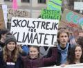 Bild: Michael Kappeler
Die schwedische Schülerin Greta Thunberg (vorne mit Schild) nimmt an der Abschlusskundgebung der "Fridays for Future"- Demonstration am Brandenburger Tor teil.