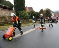Bild: akp
Aktive der Feuerwehr Gleiritsch banden die Dieselspur mit Ölbindemittel.